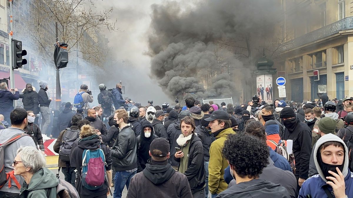 Při mohutných protestech ve Francii bylo zraněno přes sto policistů